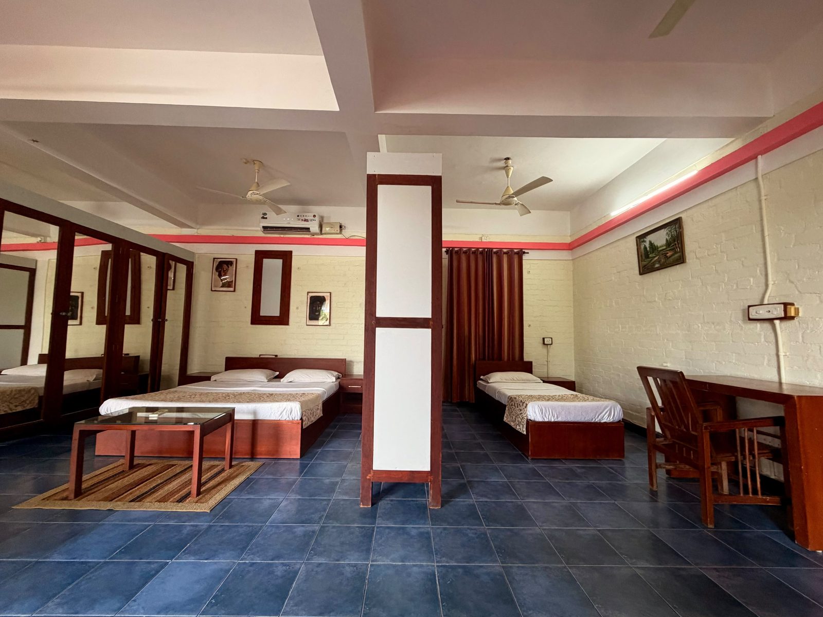 Koodaram bedroom with a double bed and a single bed